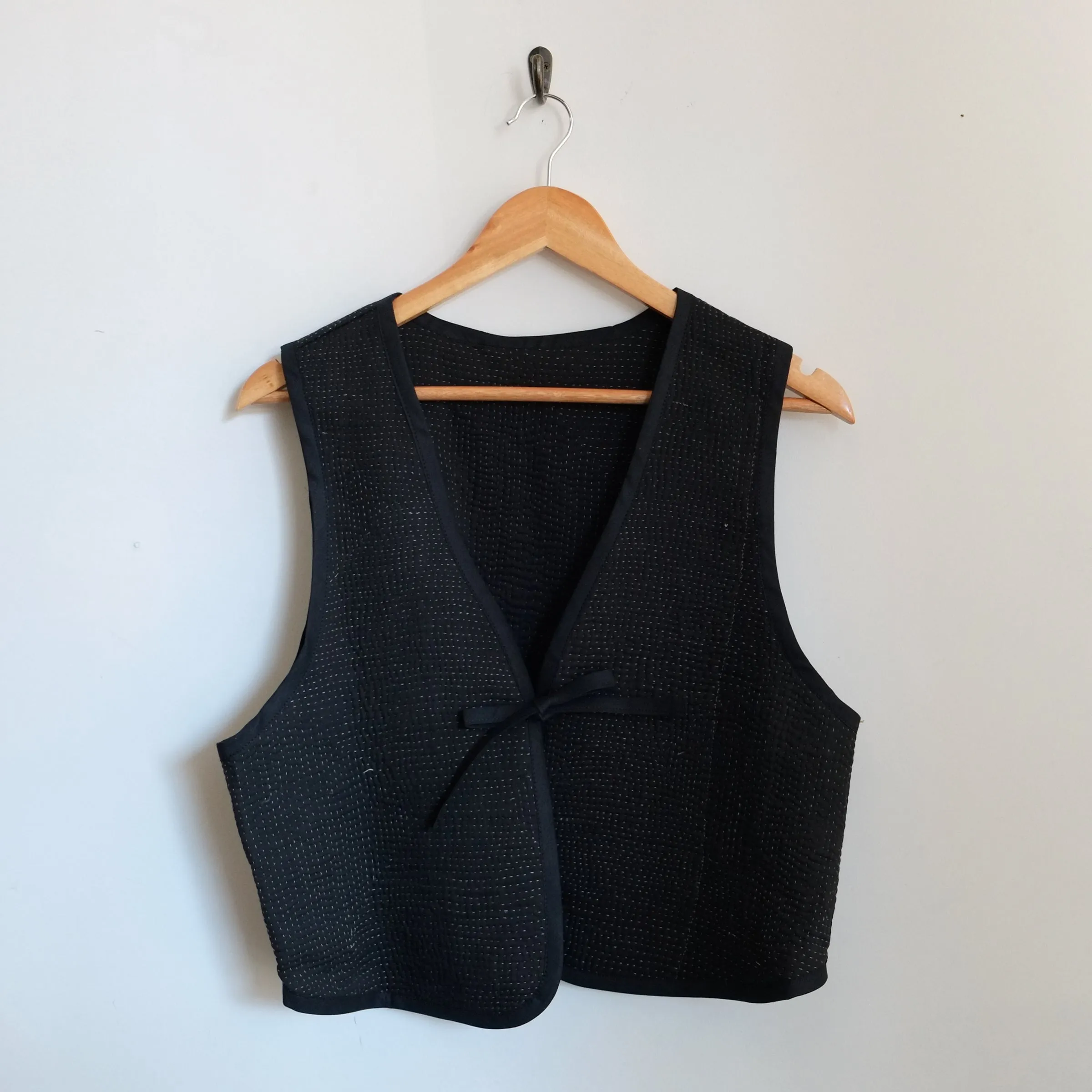 Amelia Sleeve Vest Black with White Thread L087